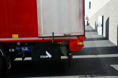 Standard door retainer moving floor trailers