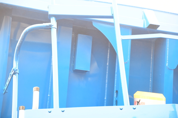 Anti-vacuum device in front bulkhead for tippers